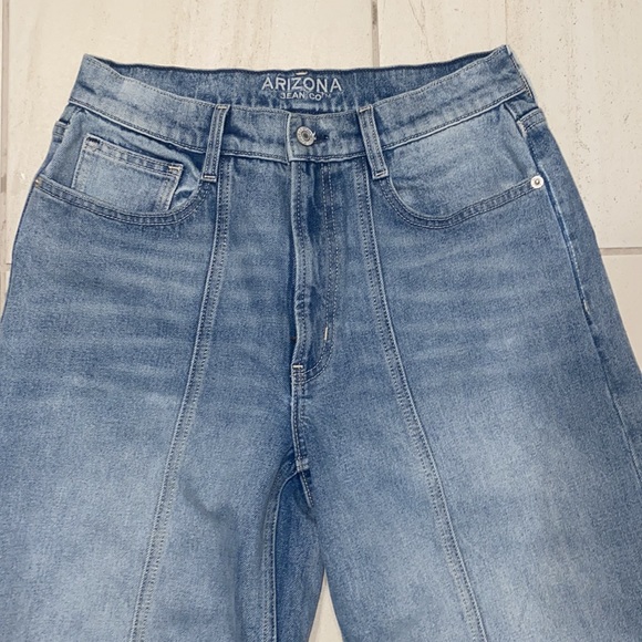 Arizona jeans, high rise, wide leg, distressed front and back seam detail size 7 - Picture 4 of 8